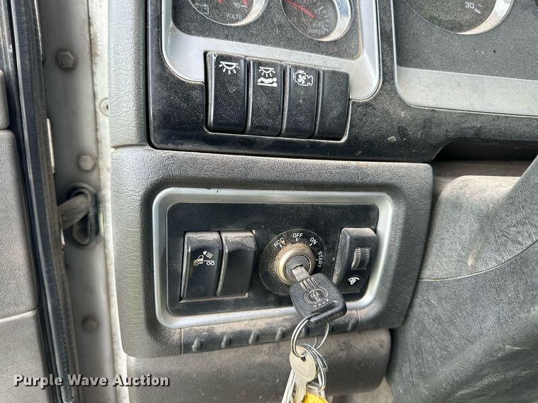 image for item NP9728 2012 Kenworth T660  semi truck