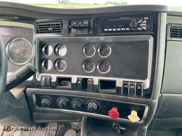 image for item NP9728 2012 Kenworth T660  semi truck