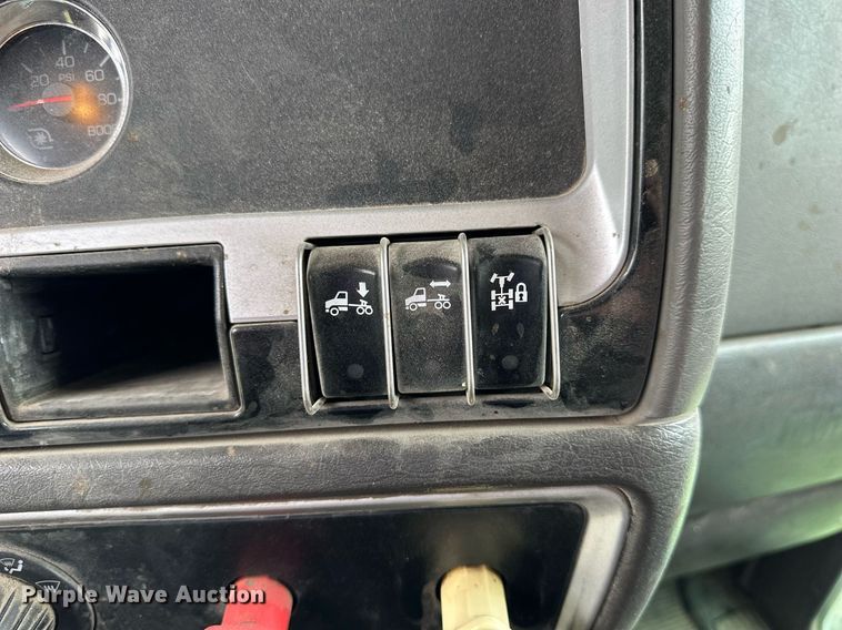 image for item NP9728 2012 Kenworth T660  semi truck