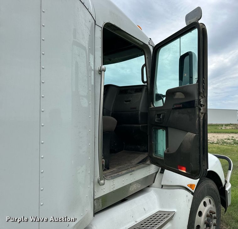 image for item NP9728 2012 Kenworth T660  semi truck