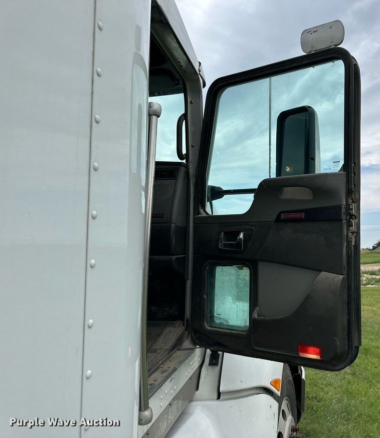 image for item NP9728 2012 Kenworth T660  semi truck