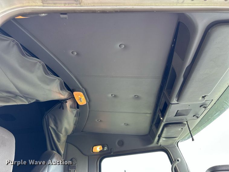 image for item NP9728 2012 Kenworth T660  semi truck