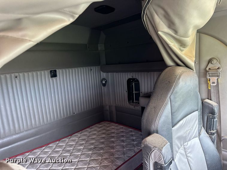 image for item NP9728 2012 Kenworth T660  semi truck