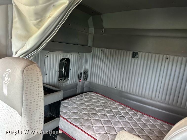 image for item NP9728 2012 Kenworth T660  semi truck