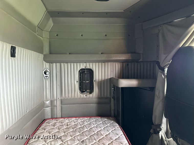 image for item NP9728 2012 Kenworth T660  semi truck