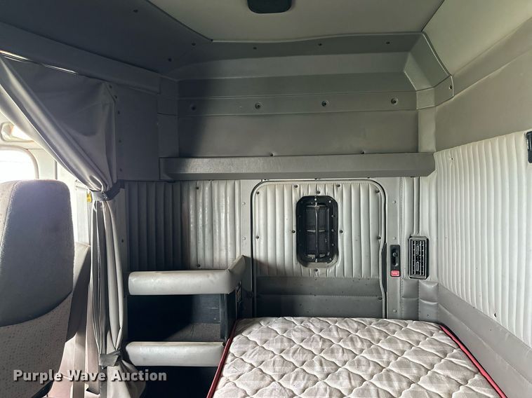 image for item NP9728 2012 Kenworth T660  semi truck