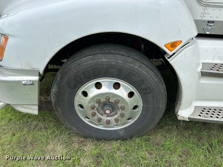 image for item NP9728 2012 Kenworth T660  semi truck