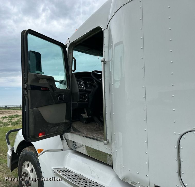 image for item NP9729 2012 Kenworth T660  semi truck