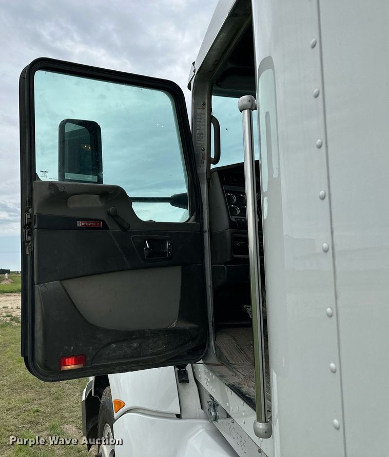 image for item NP9729 2012 Kenworth T660  semi truck