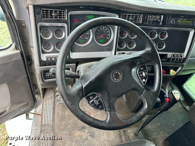 image for item NP9729 2012 Kenworth T660  semi truck