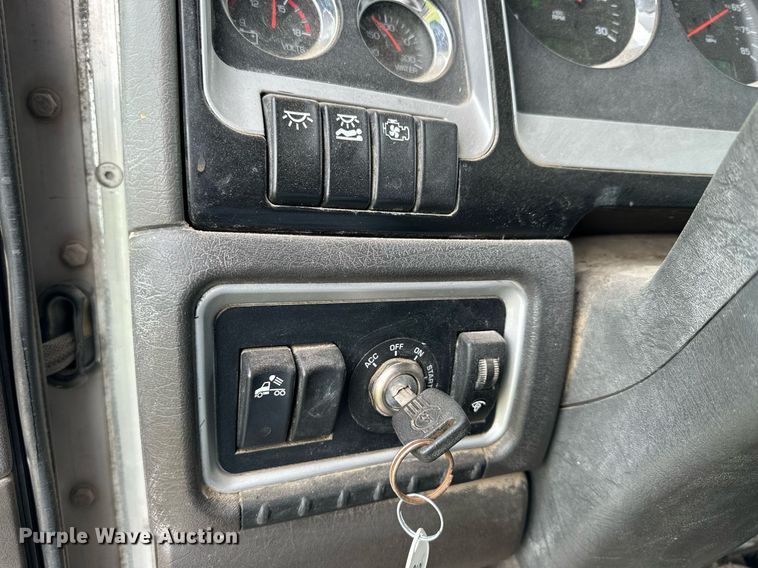 image for item NP9729 2012 Kenworth T660  semi truck