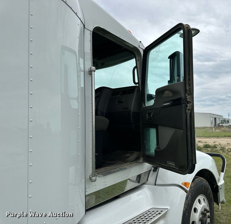 image for item NP9729 2012 Kenworth T660  semi truck