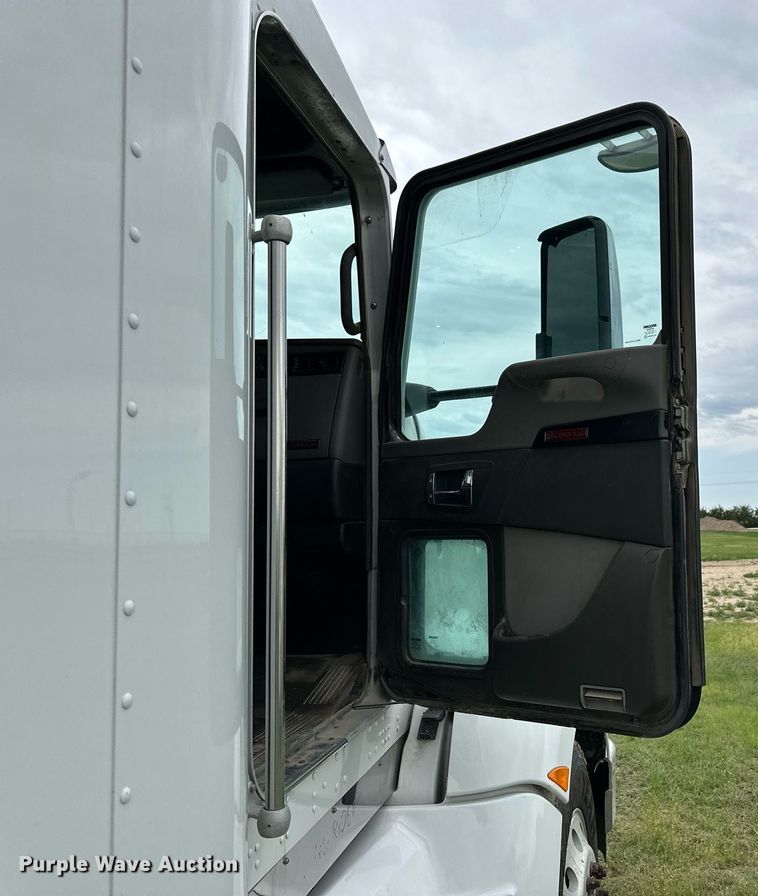 image for item NP9729 2012 Kenworth T660  semi truck