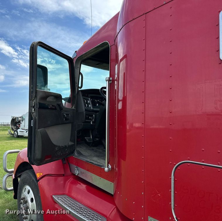 image for item NP9731 2012 Kenworth T660  semi truck