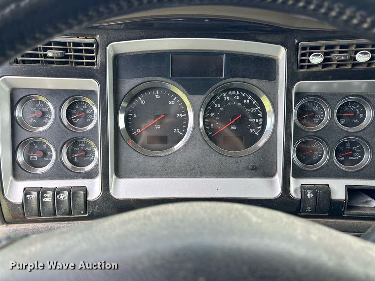 image for item NP9731 2012 Kenworth T660  semi truck