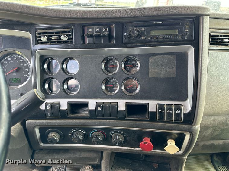 image for item NP9731 2012 Kenworth T660  semi truck