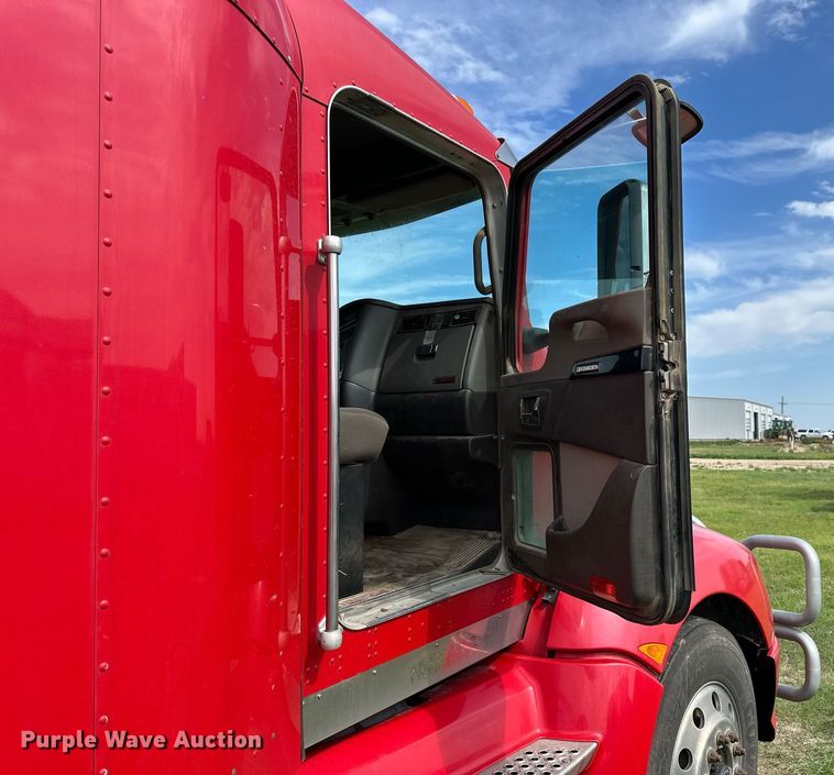 image for item NP9731 2012 Kenworth T660  semi truck