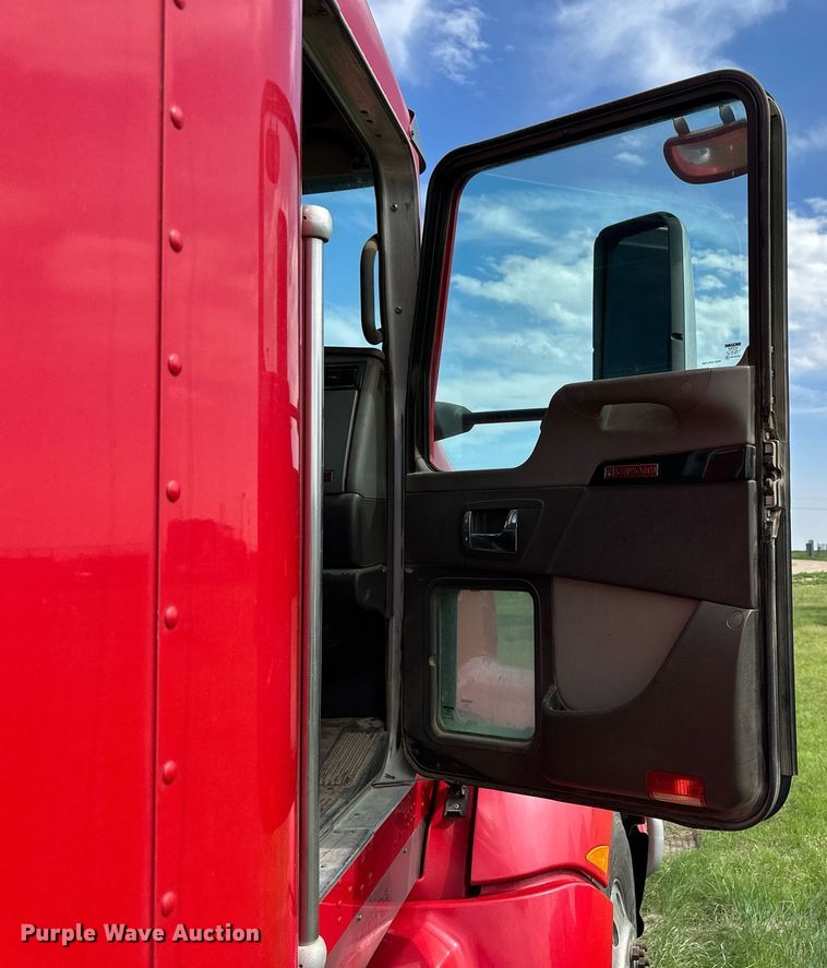 image for item NP9731 2012 Kenworth T660  semi truck