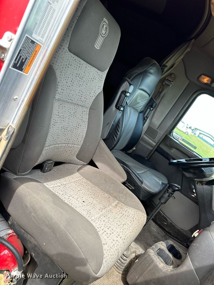 image for item NP9731 2012 Kenworth T660  semi truck