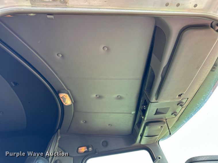 image for item NP9731 2012 Kenworth T660  semi truck