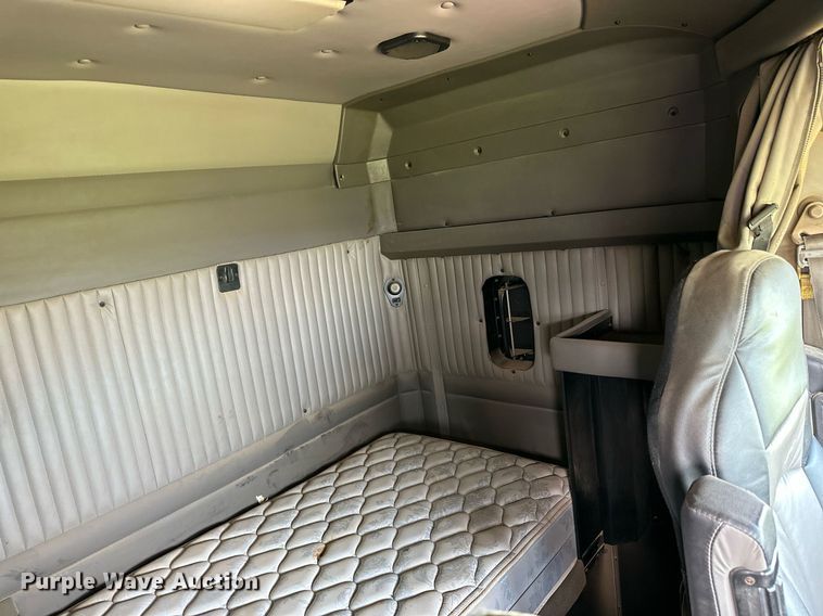 image for item NP9731 2012 Kenworth T660  semi truck