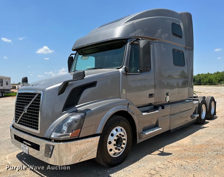 image for item OG9133 2015 Volvo VNL  semi truck