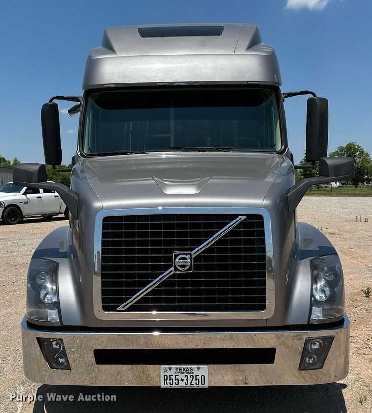 image for item OG9133 2015 Volvo VNL  semi truck