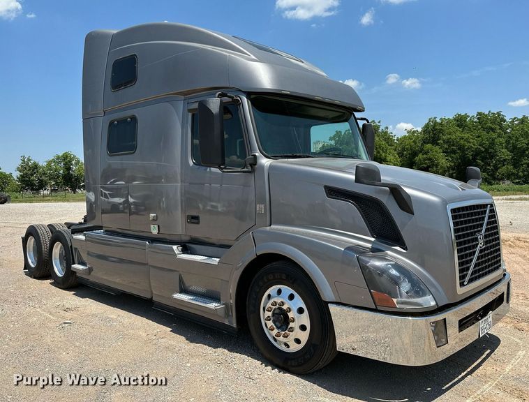 image for item OG9133 2015 Volvo VNL  semi truck