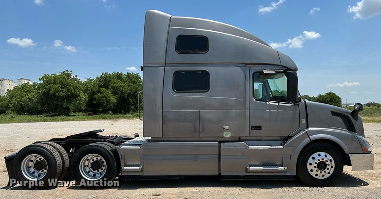 image for item OG9133 2015 Volvo VNL  semi truck