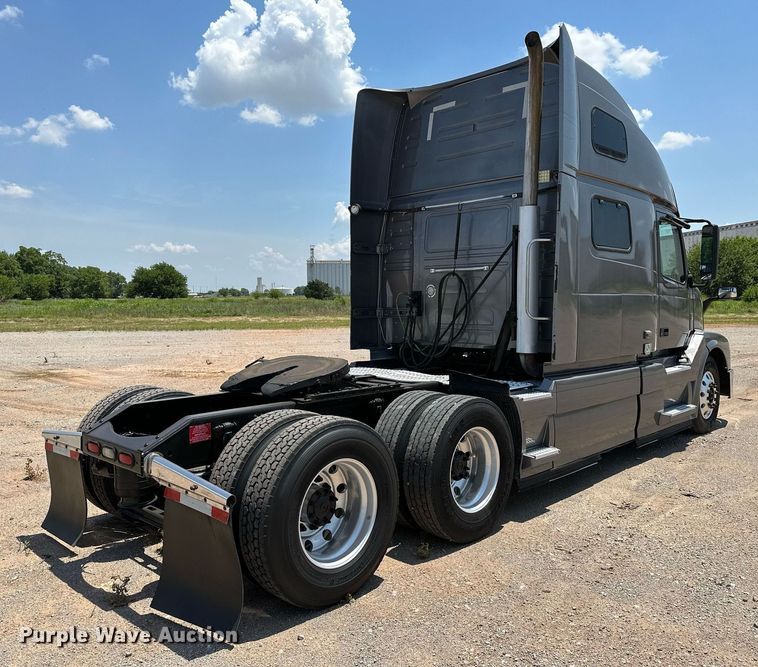 image for item OG9133 2015 Volvo VNL  semi truck