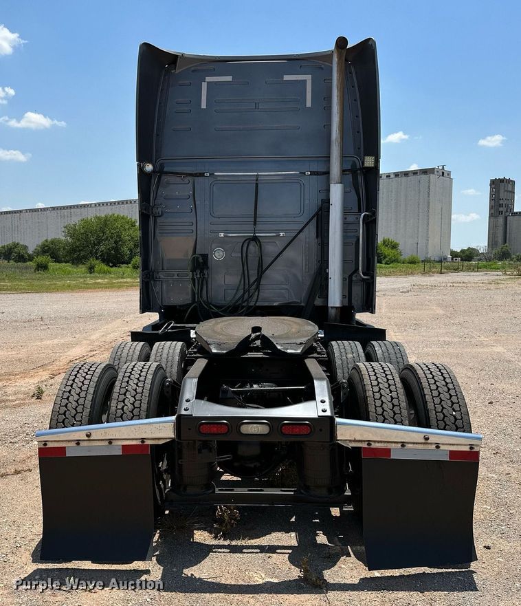 image for item OG9133 2015 Volvo VNL  semi truck