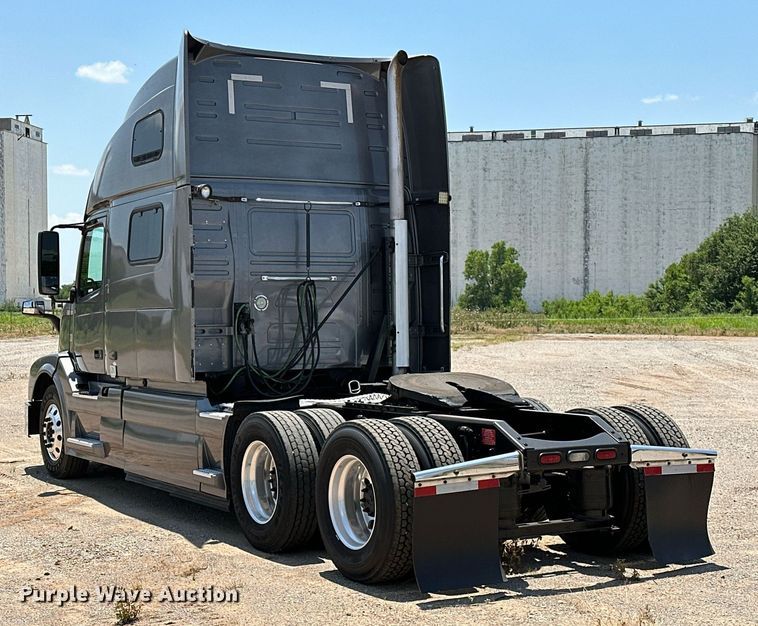 image for item OG9133 2015 Volvo VNL  semi truck