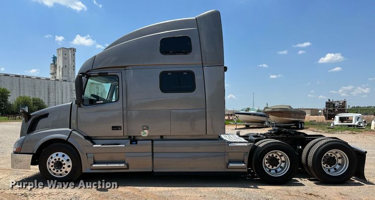 image for item OG9133 2015 Volvo VNL  semi truck