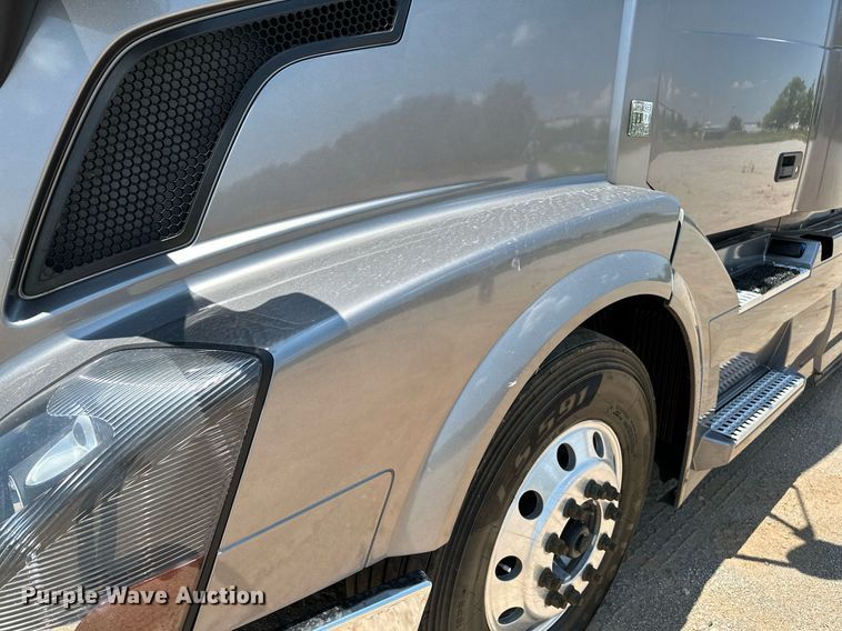 image for item OG9133 2015 Volvo VNL  semi truck