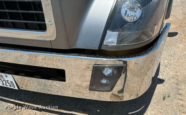 image for item OG9133 2015 Volvo VNL  semi truck