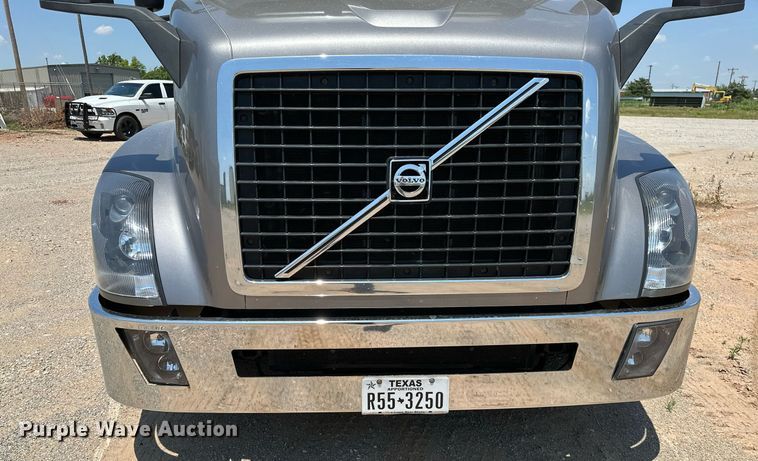 image for item OG9133 2015 Volvo VNL  semi truck