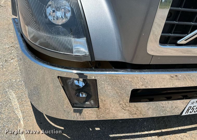 image for item OG9133 2015 Volvo VNL  semi truck