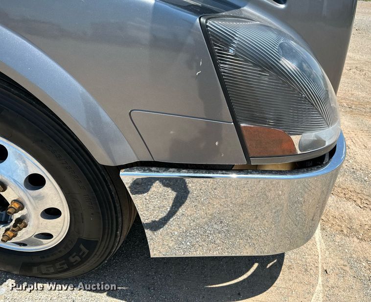 image for item OG9133 2015 Volvo VNL  semi truck