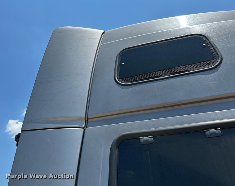 image for item OG9133 2015 Volvo VNL  semi truck