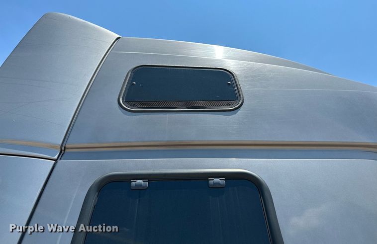 image for item OG9133 2015 Volvo VNL  semi truck