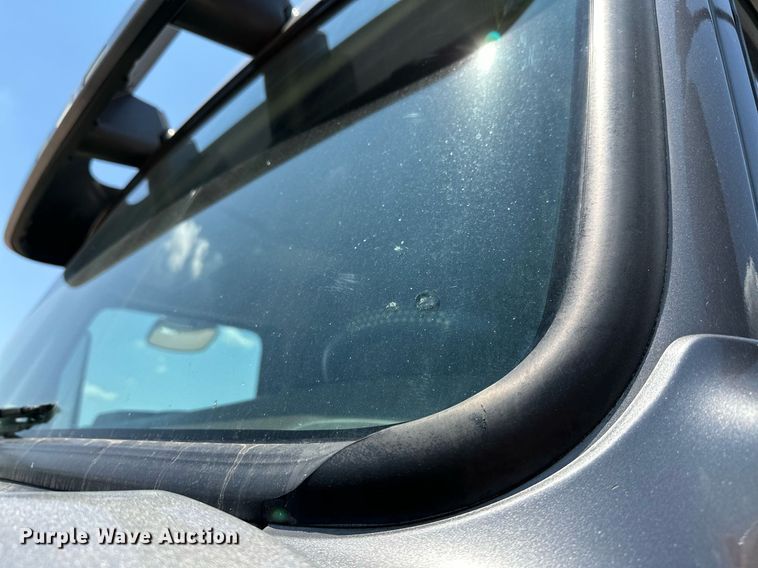 image for item OG9133 2015 Volvo VNL  semi truck