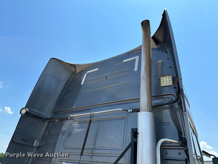 image for item OG9133 2015 Volvo VNL  semi truck