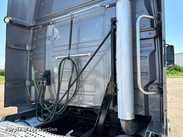 image for item OG9133 2015 Volvo VNL  semi truck