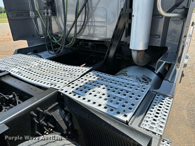 image for item OG9133 2015 Volvo VNL  semi truck