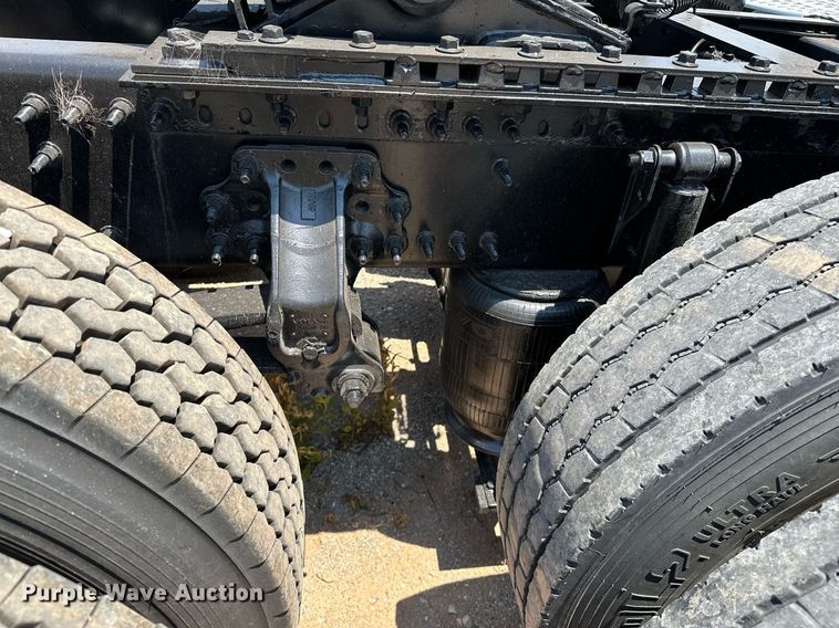 image for item OG9133 2015 Volvo VNL  semi truck