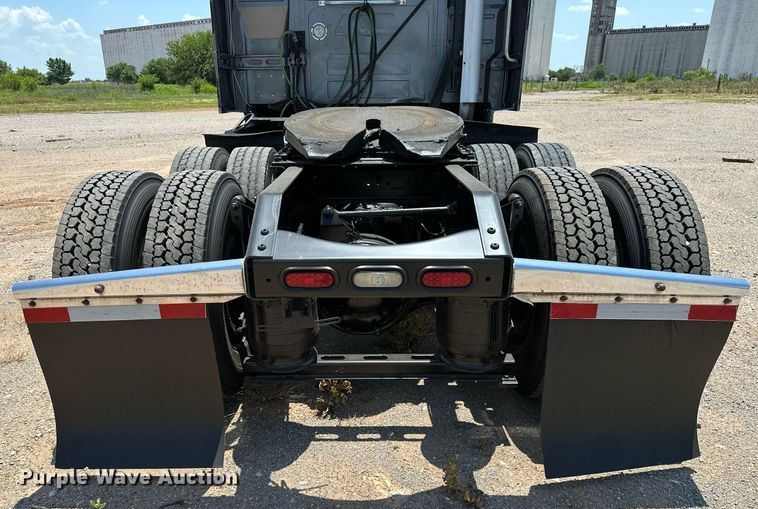 image for item OG9133 2015 Volvo VNL  semi truck