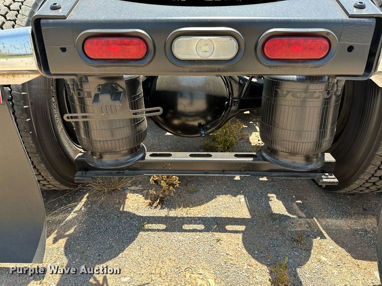 image for item OG9133 2015 Volvo VNL  semi truck