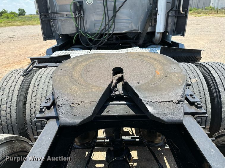 image for item OG9133 2015 Volvo VNL  semi truck