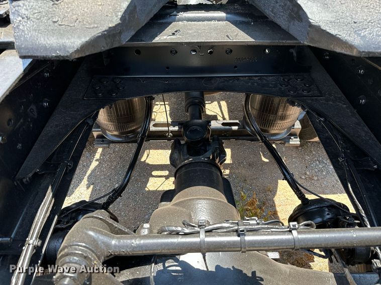 image for item OG9133 2015 Volvo VNL  semi truck