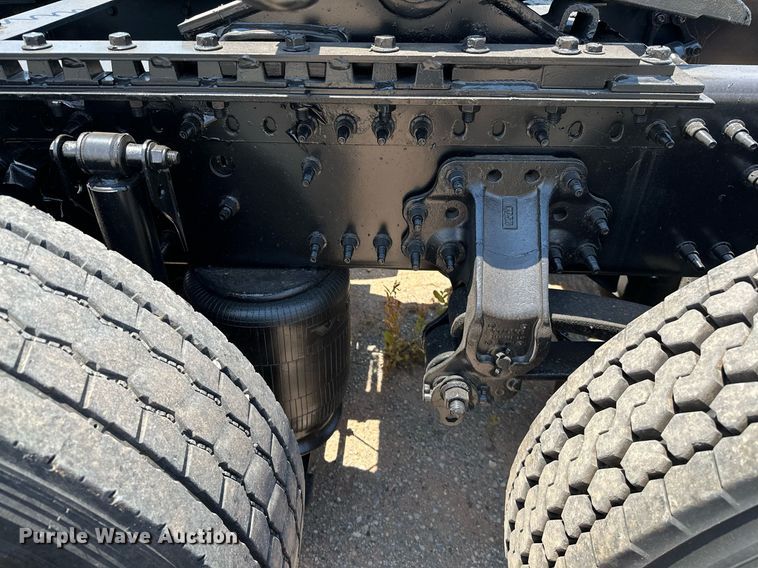 image for item OG9133 2015 Volvo VNL  semi truck